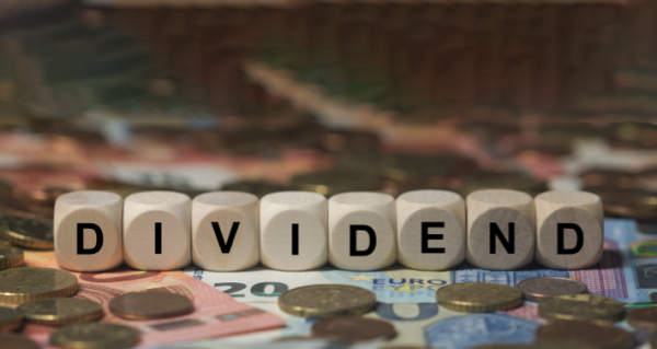 Dados en los que se puede leer dividendos en un artículo sobre cómo invertir en dividendos