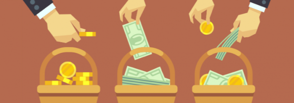 Manos invirtiendo distintos tipos de activos en un artículo sobre crear carteras diversificadas