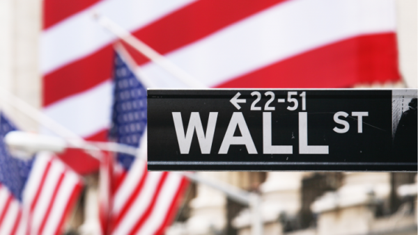 Imagen con banderas estadounidenses en un artículo sobre cómo invertir en el S&P 500