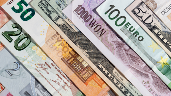 Imagen de billetes en un artículo sobre qué es el Forex