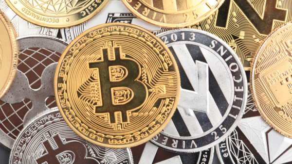 kryptoměny bitcoin, ethereum a další na hromadě