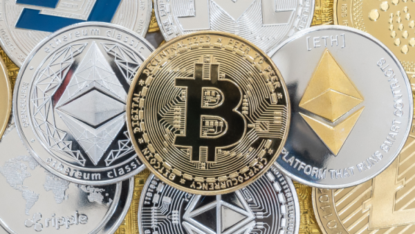 Imagen de un bitcoin en un artículo sobre qué es el trading de criptomonedas y cómo invertir en estas divisas?