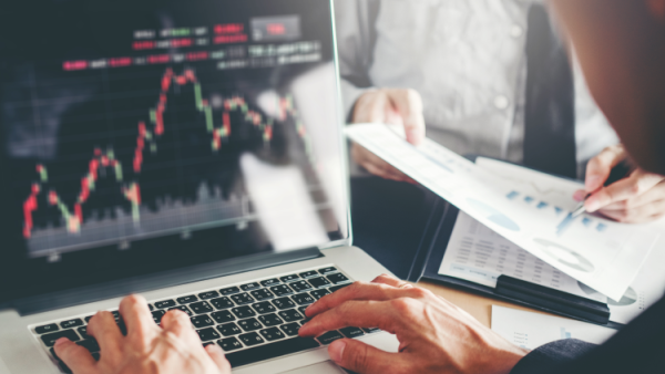 Homme sur son ordinateur avec la plateforme xStation sur l'écran