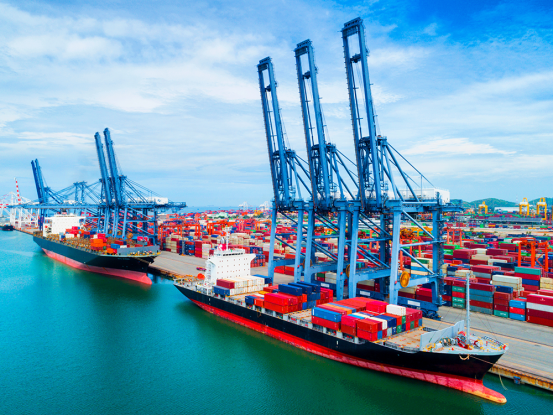 nákladná kontajnerová loď v prístave