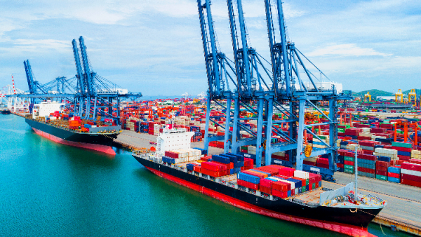 statki kontenerowce w porcie