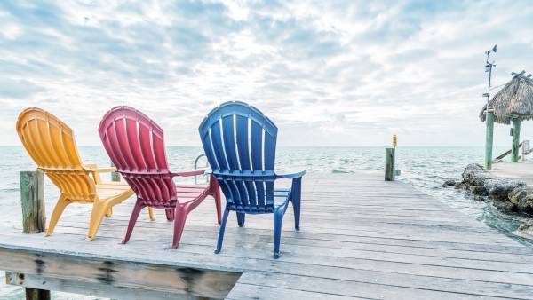 szines szekek a tengerparton