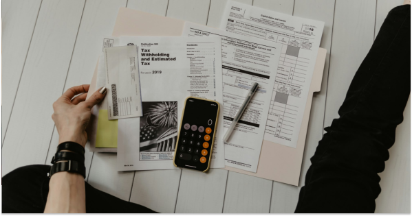 Persona completando su Declaración de la Renta 2023