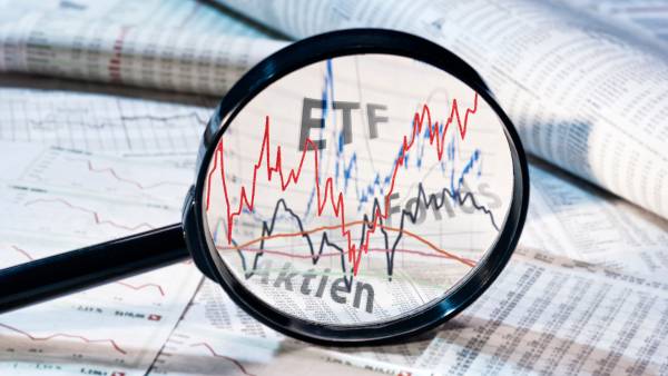 ETF escritor e gráficos de preços de índices do mercado de ações à lupa.