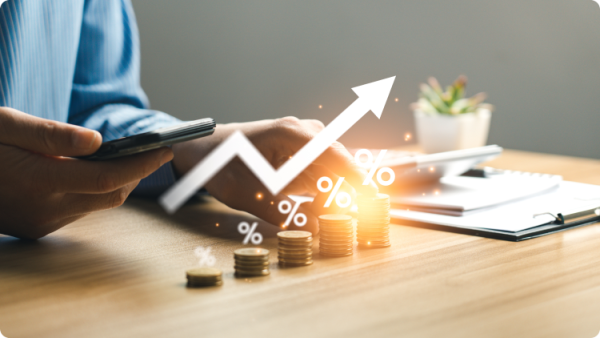 Peníze na stole se šipkami růstu nahoru