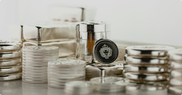 Monedas de plata en un artículo sobre cómo invertir en plata
