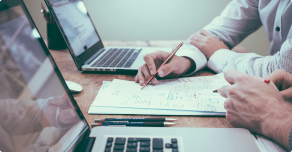 Imagen de un ordenador en artículo sobre qué es una cuenta de empresa y cómo abrir una en XTB