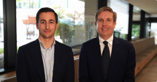 Javier Urones, responsable de Negocio de XTB España, y Eduardo Escario, director regional de Desarrollo de Negocio de VanEck en un artículo sobre el acuerdo de colaboración para impulsar los ETF en España de XTB y VanEck