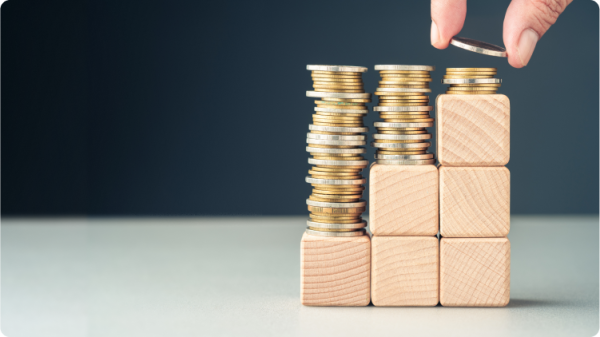 fakockákra rakott érmék, amelyek a pénz stabilitását jelképezik