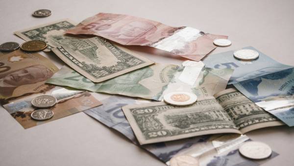 Imágenes de monedas en un artículo sobre qué es un split de acciones