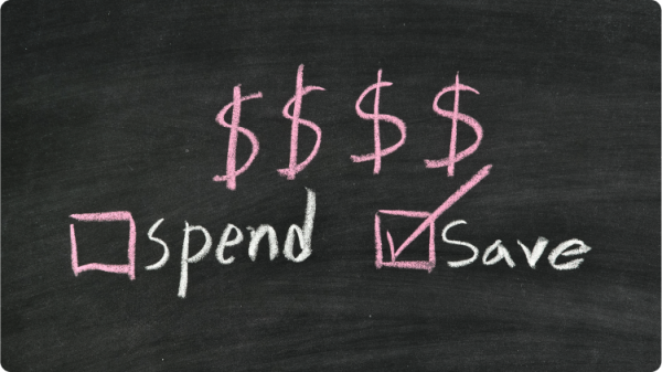 Empilement de pièces d'or et de sacs d'argent avec des inscriptions en $, suspendus à un grand arbre vert.