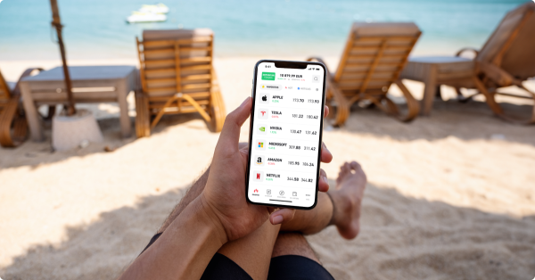 Imagen de un inversor en la playa en un artículo sobre 5 ideas para invertir dinero en 2024