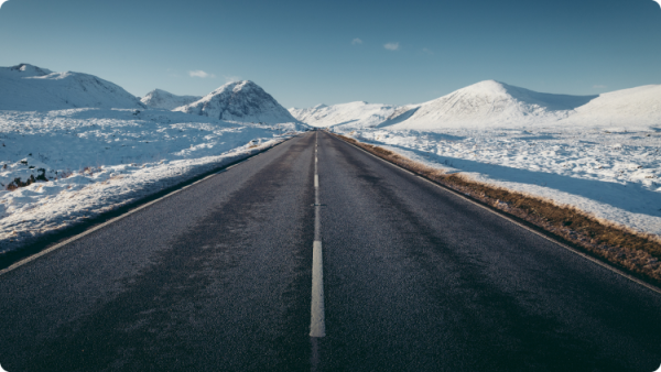 Uma estrada vazia no Ártico nevado.