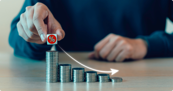 Imagen de cubos con símbolos de porcentaje en un artículo sobre cómo aprovechar los recortes de tipos de interés