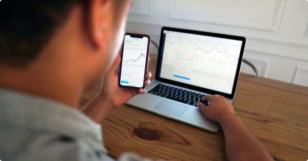 Hombre frente a un ordenador en un artículo sobre qué es un short squeeze