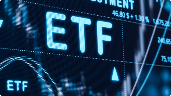 Un ecran de computer cu indicatori ai pieței bursiere, date financiare și grafice cu un titlu „ETF”